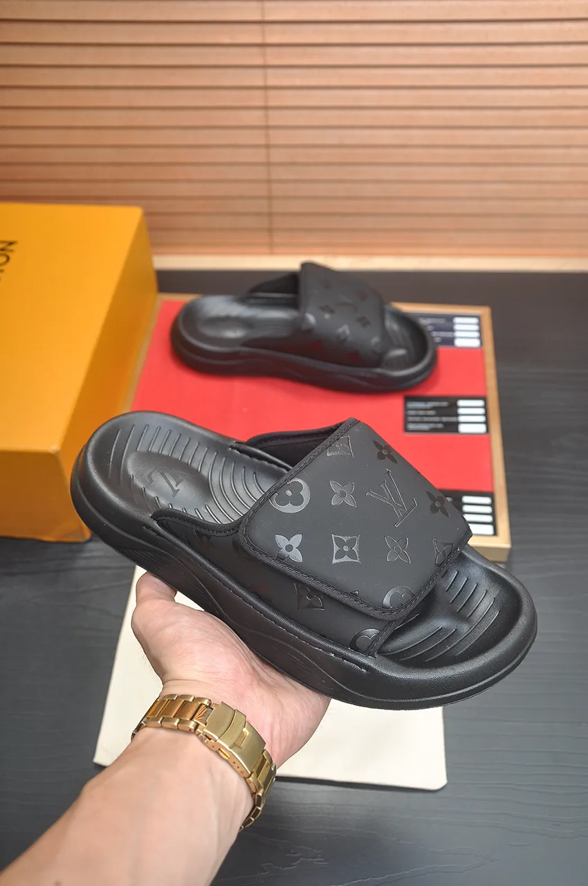 Men's men's shoes 💰340💶 [Louis Vuitton LV slippers] (high-end cowhide) counter 1:1 fashion style, a must-have for summer! The designer used LV’s iconic outsole. The original simple slippers instantly become fashionable! The upper is made of flexible special cowhide leather straps alternately, and the workmanship is exquisite! A must-have for stylish men in summer, size 38-45 (45 customized)